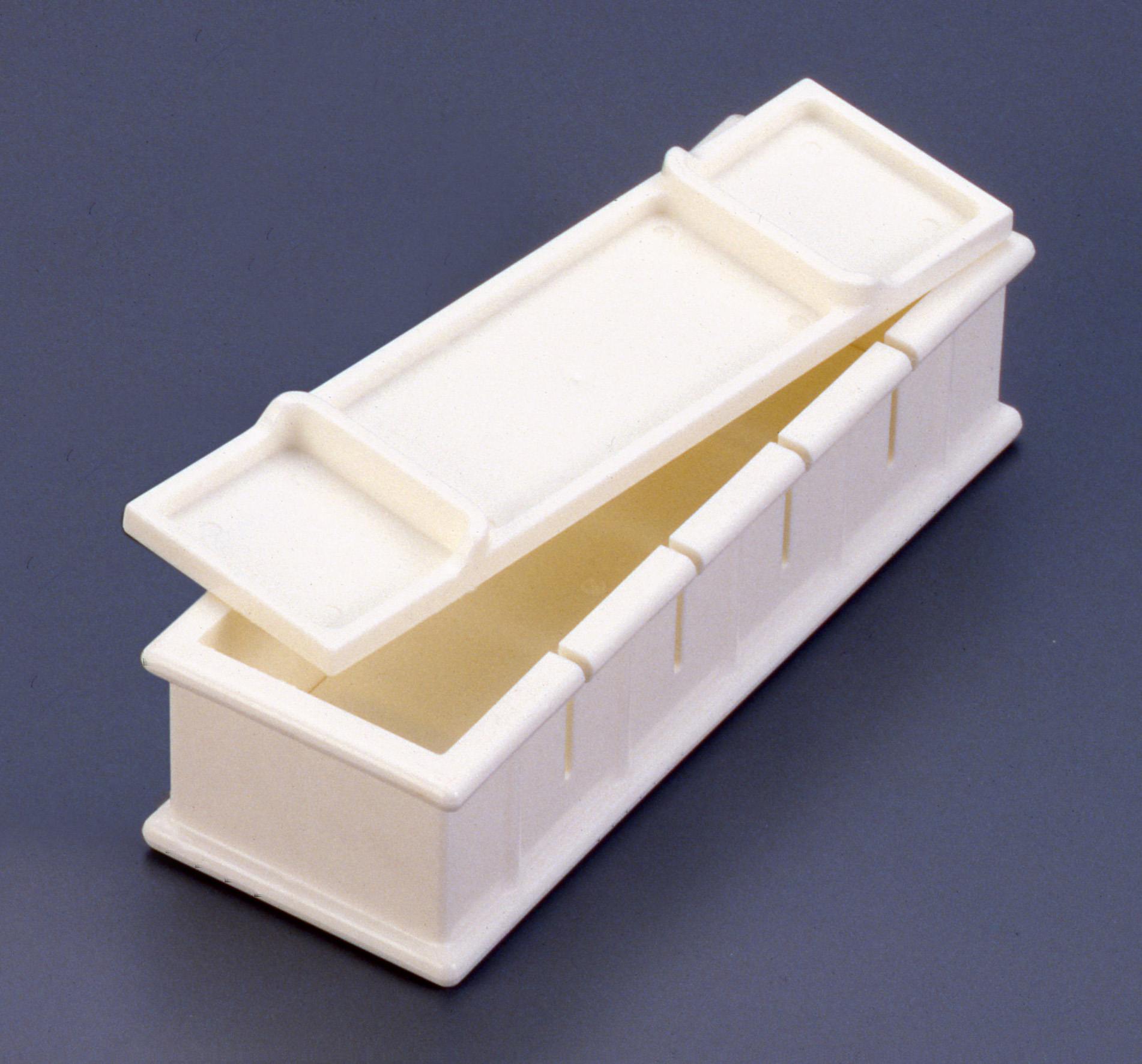 山県化学 押し寿司型 にぎり寿司 小 10ヶ取 材質:ポリエチレン 出来上がり寸法(1個分):幅45×高さ23×厚さ20mm 米飯質量(1個 山県化学 にぎり寿司押し型 中 10ヶ取 ポリエチレン 日本製 BSS332
